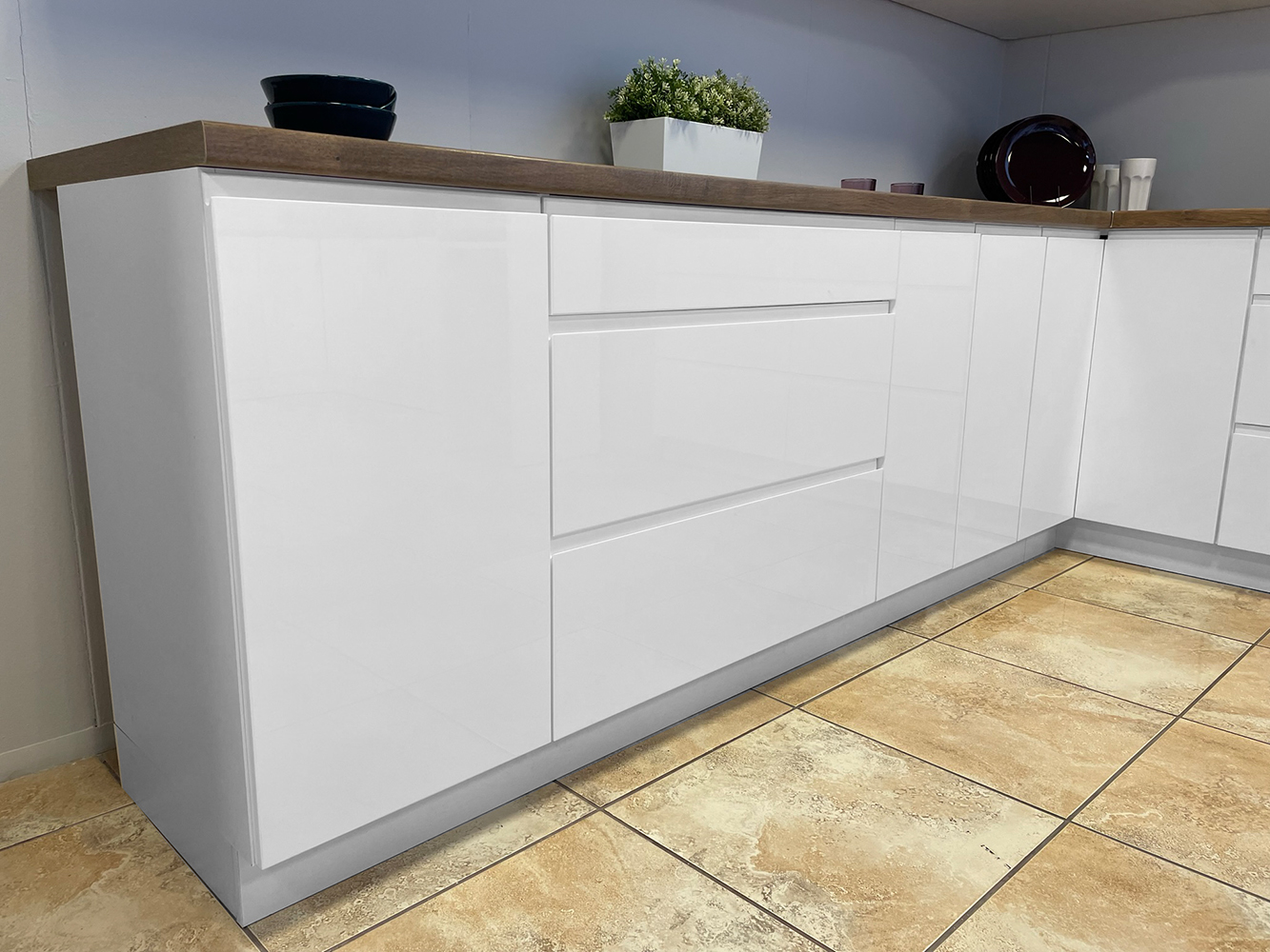 Kuchyňská linka ASPEN b | 300x230 cm | zásuvky METALBOX | SOKL v CENĚ | bílá lesk