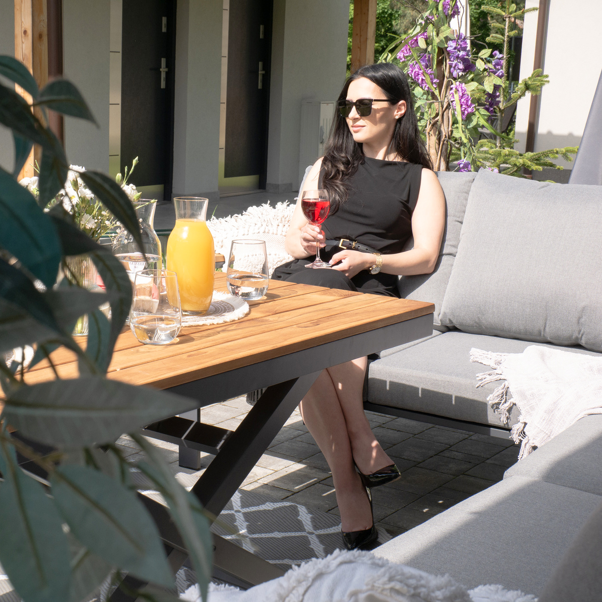 Zahradní sestava k sezení TEVARA | stůl + rohová sedačka + 2x taburet | hliník/teak | polstry v ceně | TEK0411